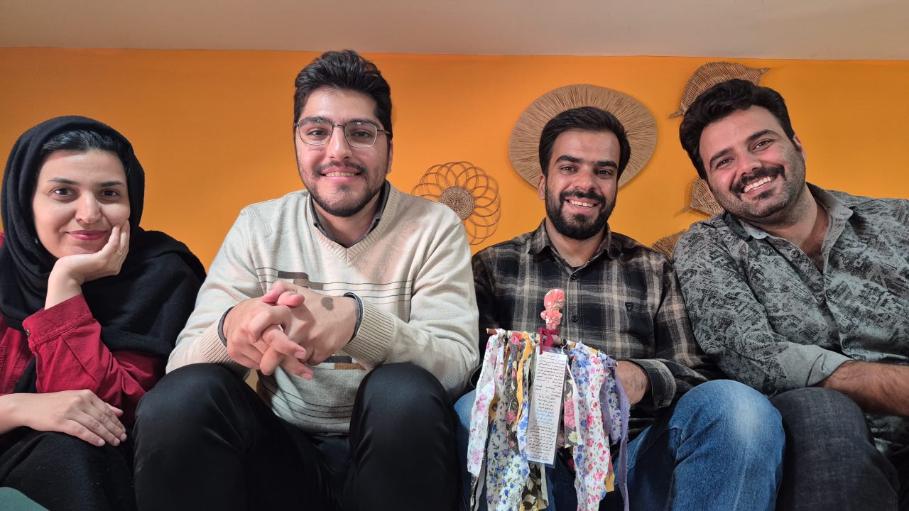 اعضای تیم چولی‌قزک در کنار هم برای پیشبرد مأموریت اجتماعی و فرهنگی