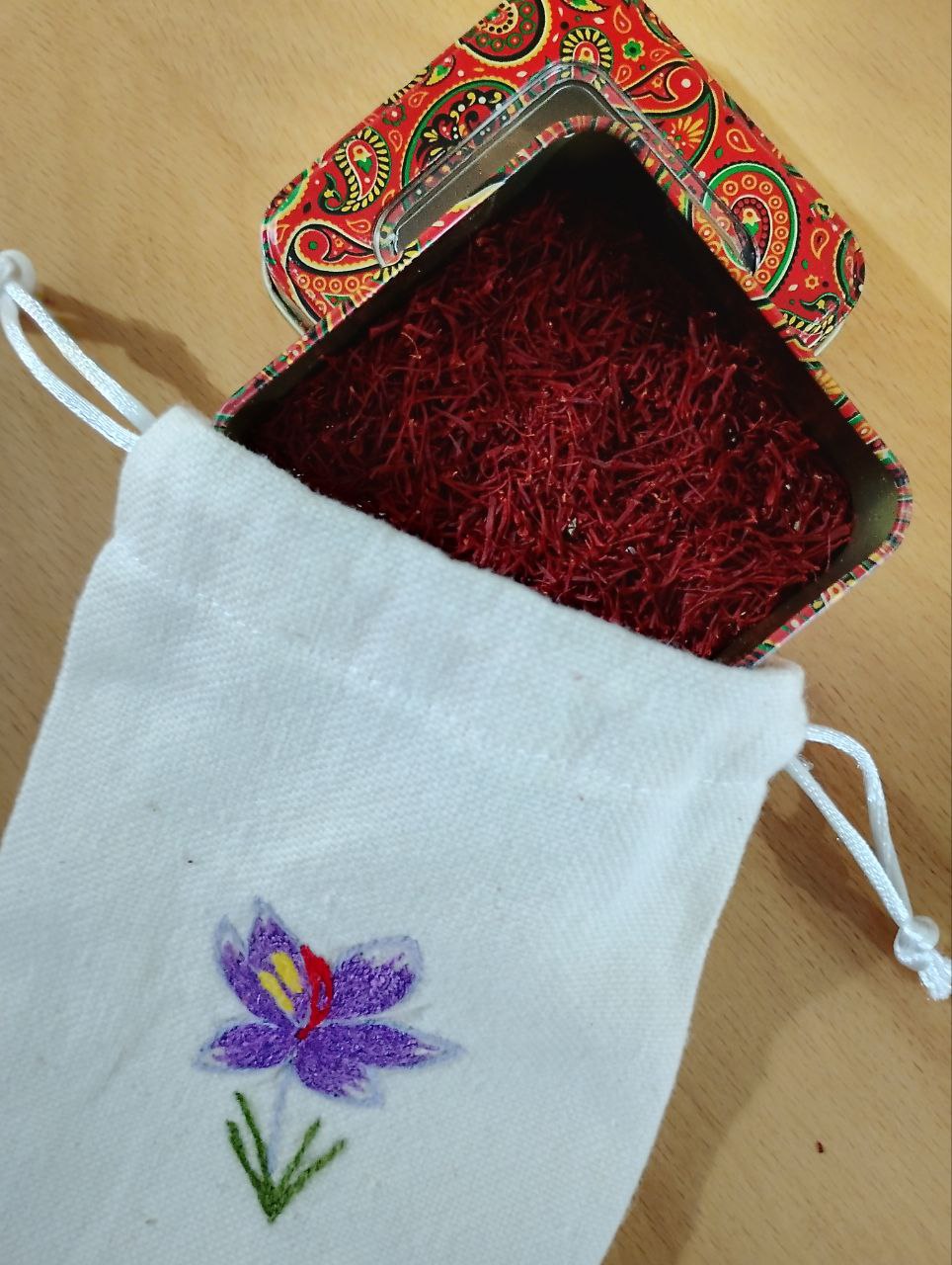 زعفران سرگل قاینات چولی‌قزک در بسته‌بندی فلزی و پارچه‌ای